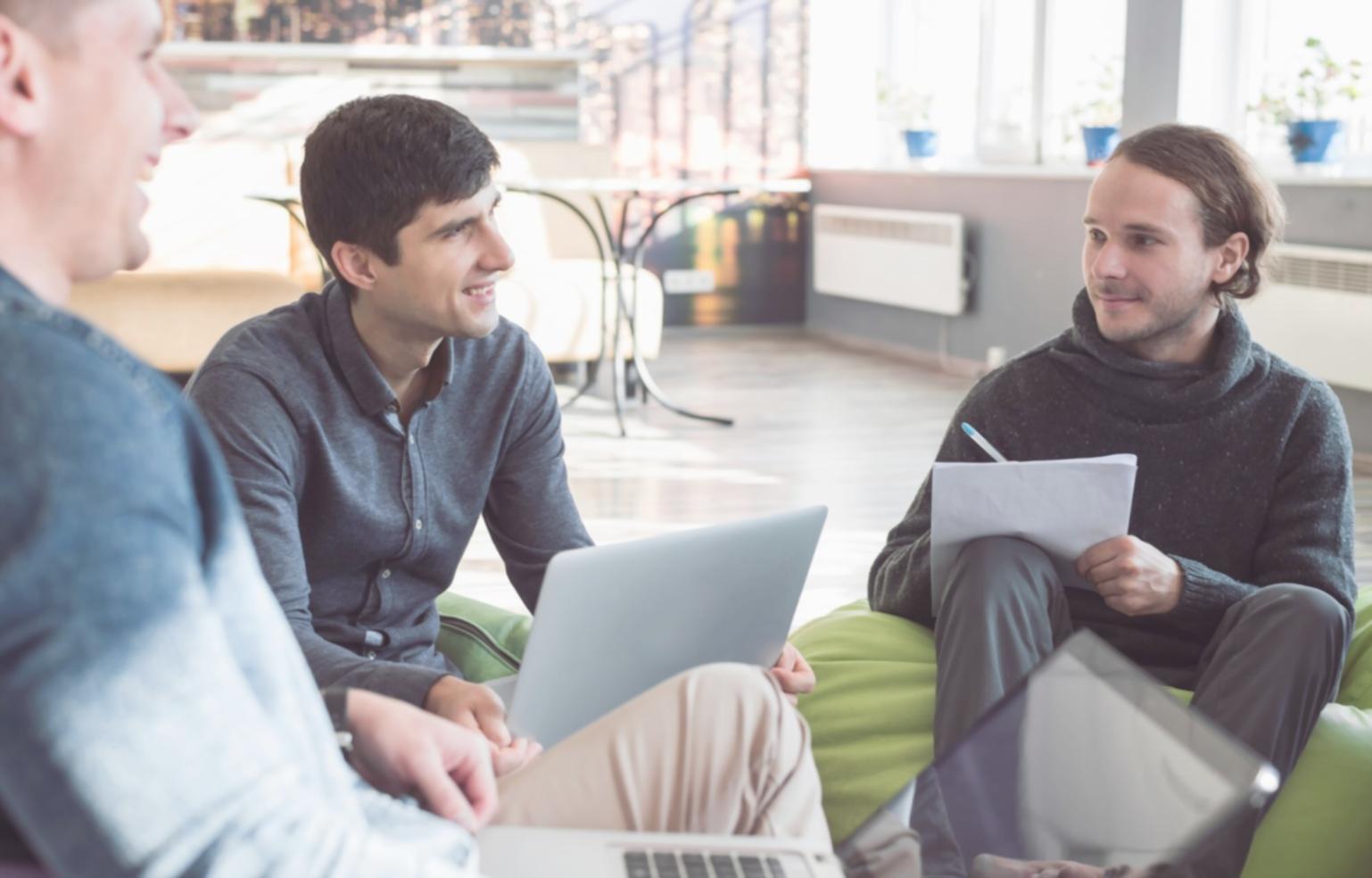 Equipo de virellosane trabajando en estrategias de presupuesto familiar