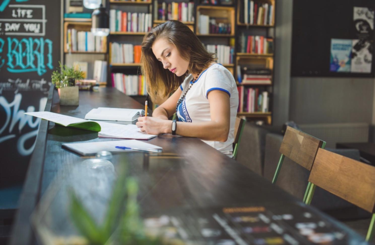 Sesión de planificación financiera con clientes en Madrid